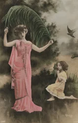 Frau und Kind mit einer Palme